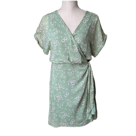 All in Favor Dresses & Skirts - ALL IN FAVOR Light Green Floral Print Wrap Dress Size Small